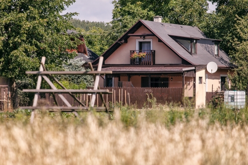 Celkový pohľad od poľa